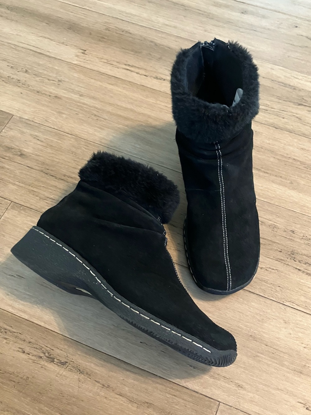 Bass black suede stitching detail cuffed back zip heel womens ankle boot. Size 9